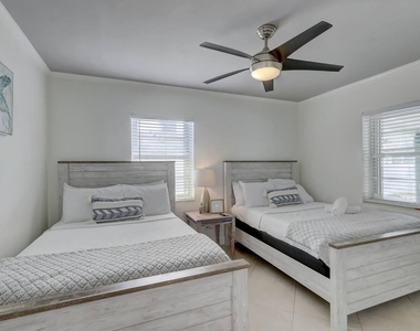 2740 Ne 30th Place - Photo Thumbnail 12