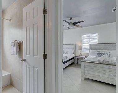 2740 Ne 30th Place - Photo Thumbnail 15