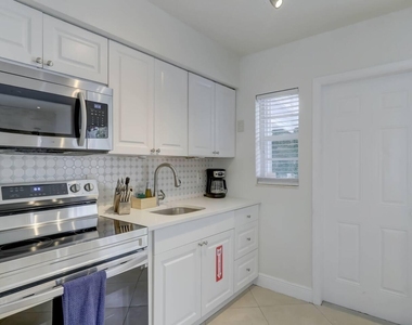 2740 Ne 30th Place - Photo Thumbnail 4