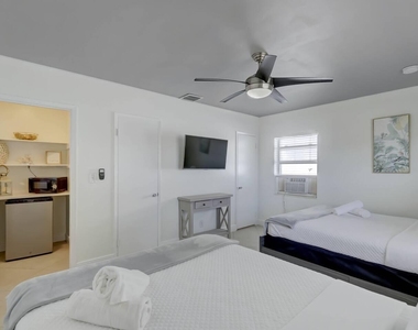 2740 Ne 30th Place - Photo Thumbnail 6