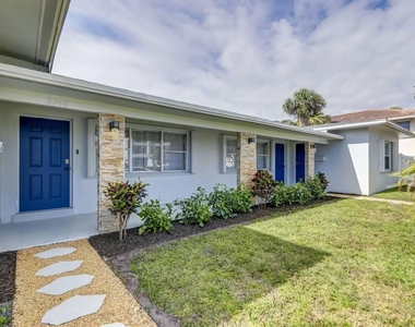 2740 Ne 30th Place - Photo Thumbnail 10