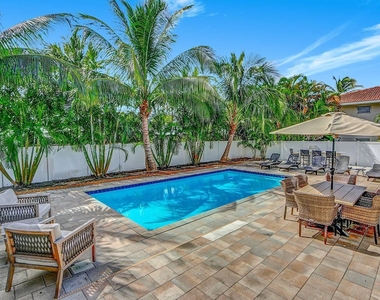 2740 Ne 30th Place - Photo Thumbnail 8