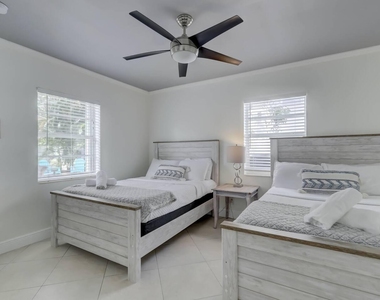 2740 Ne 30th Place - Photo Thumbnail 2
