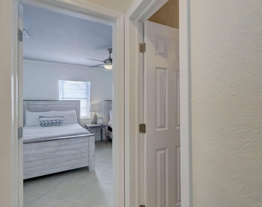 2740 Ne 30th Place - Photo Thumbnail 21