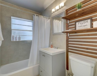 2740 Ne 30th Place - Photo Thumbnail 9