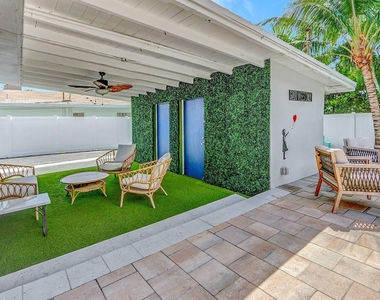 2740 Ne 30th Place - Photo Thumbnail 20