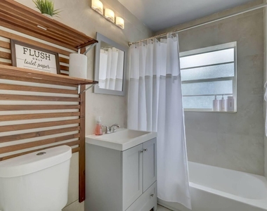 2740 Ne 30th Place - Photo Thumbnail 18