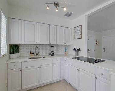 2740 Ne 30th Place - Photo Thumbnail 7