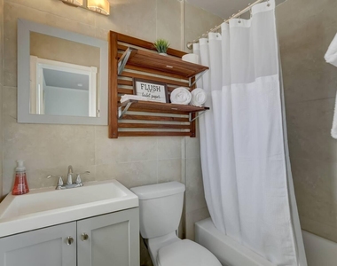 2740 Ne 30th Place - Photo Thumbnail 3