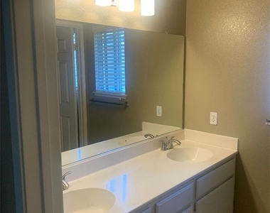 2835 S Bon View - Photo Thumbnail 7