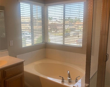 2835 S Bon View - Photo Thumbnail 6