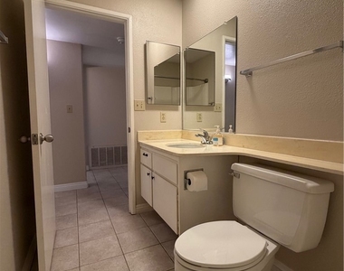 25861 Mccall Boulevard - Photo Thumbnail 12
