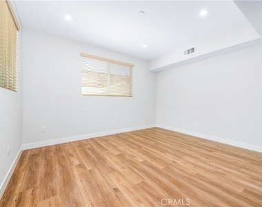 17154 Chatsworth Street - Photo Thumbnail 5