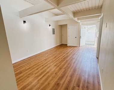 11571 Archwood Street - Photo Thumbnail 4