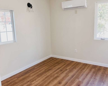 11571 Archwood Street - Photo Thumbnail 7