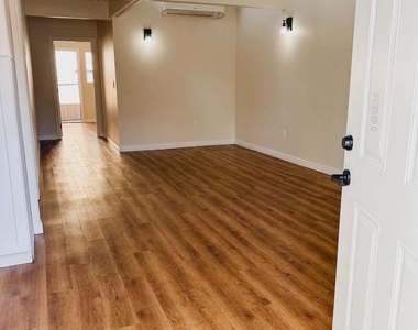11571 Archwood Street - Photo Thumbnail 6