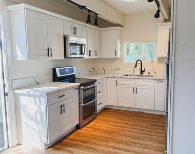 11571 Archwood Street - Photo Thumbnail 2