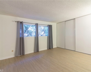 5412 Lindley Avenue - Photo Thumbnail 6