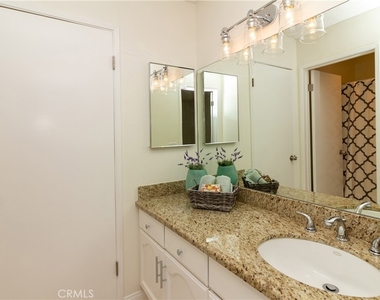 5412 Lindley Avenue - Photo Thumbnail 9