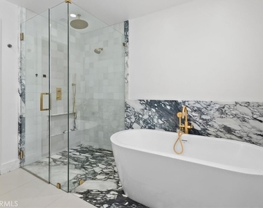 5748 Vesper Avenue - Photo Thumbnail 14