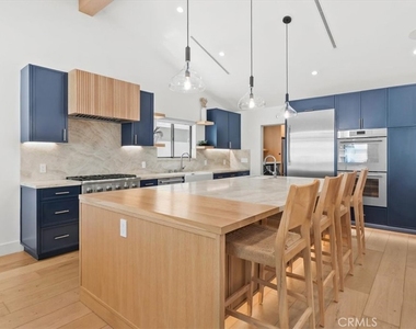 5748 Vesper Avenue - Photo Thumbnail 7