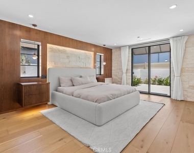 5748 Vesper Avenue - Photo Thumbnail 12