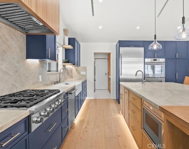 5748 Vesper Avenue - Photo Thumbnail 9