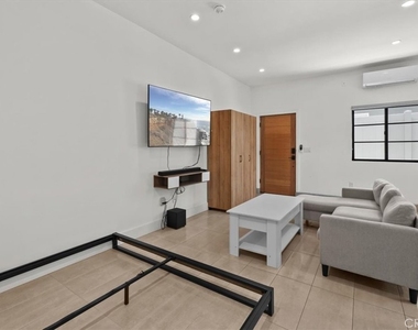 5748 Vesper Avenue - Photo Thumbnail 28