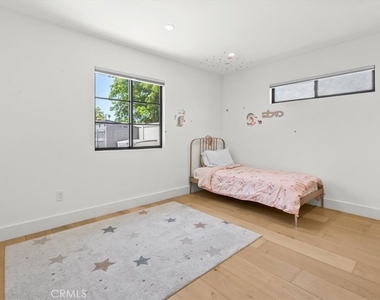 5748 Vesper Avenue - Photo Thumbnail 20