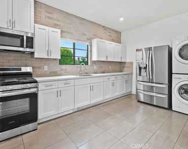 5748 Vesper Avenue - Photo Thumbnail 27