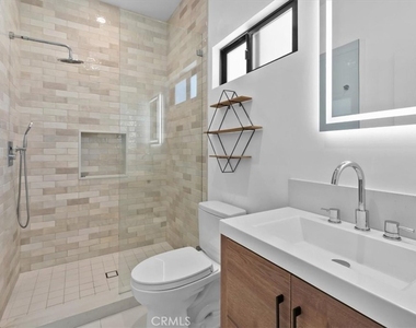 5748 Vesper Avenue - Photo Thumbnail 19