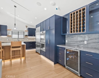 5748 Vesper Avenue - Photo Thumbnail 8