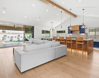 5748 Vesper Avenue - Photo Thumbnail 5