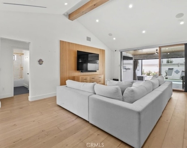 5748 Vesper Avenue - Photo Thumbnail 6