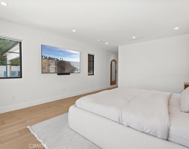5748 Vesper Avenue - Photo Thumbnail 13