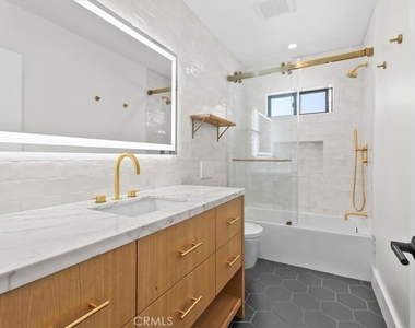 5748 Vesper Avenue - Photo Thumbnail 18