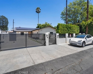 5748 Vesper Avenue - Photo Thumbnail 3