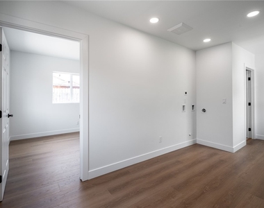 745 1/2 W 106th Street - Photo Thumbnail 8