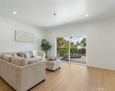 2515 Alsace Avenue - Photo Thumbnail 9