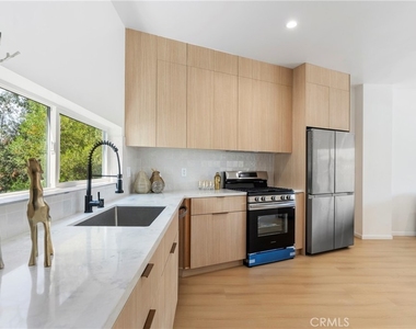 2515 Alsace Avenue - Photo Thumbnail 7