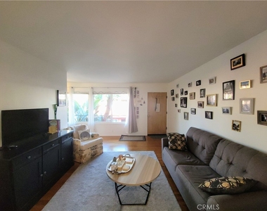 1023 E 1st - Photo Thumbnail 6