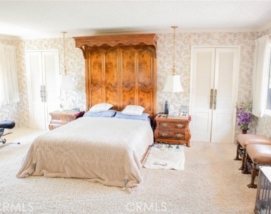 730 Saint James Place - Photo Thumbnail 6