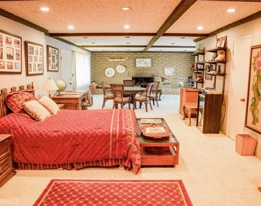 730 Saint James Place - Photo Thumbnail 8