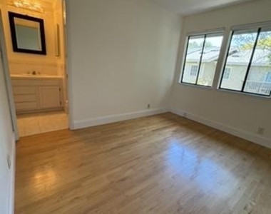 730 University Drive - Photo Thumbnail 3