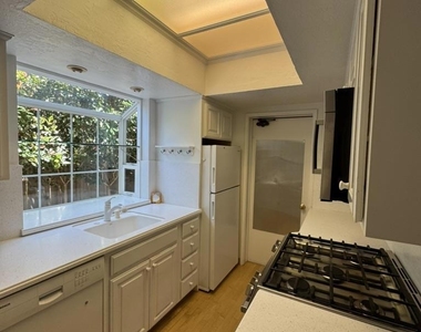 730 University Drive - Photo Thumbnail 2