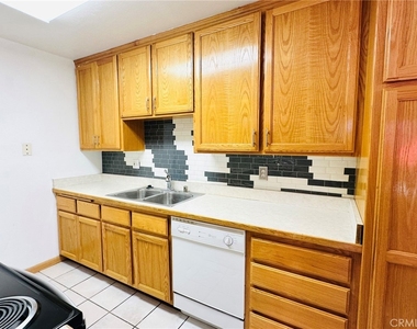 10916 Rincon Street - Photo Thumbnail 6