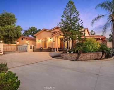 10610 Oak Tree Way - Photo Thumbnail 3