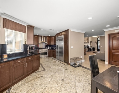 10610 Oak Tree Way - Photo Thumbnail 15