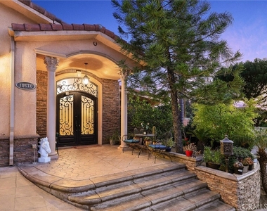 10610 Oak Tree Way - Photo Thumbnail 4