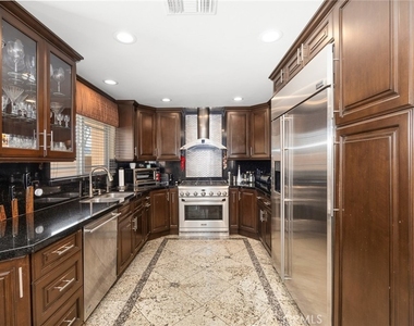 10610 Oak Tree Way - Photo Thumbnail 17